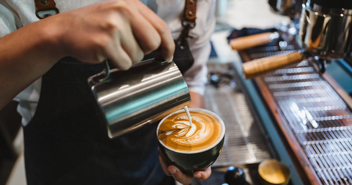 Praktische Milchzubereitung an der Kaffeebar